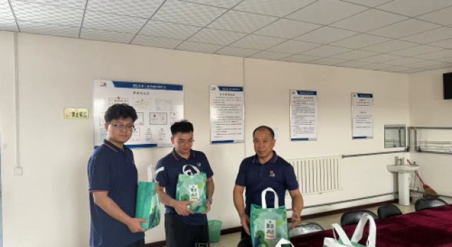 炎炎盛夏送清涼，深深關(guān)愛(ài)暖人心