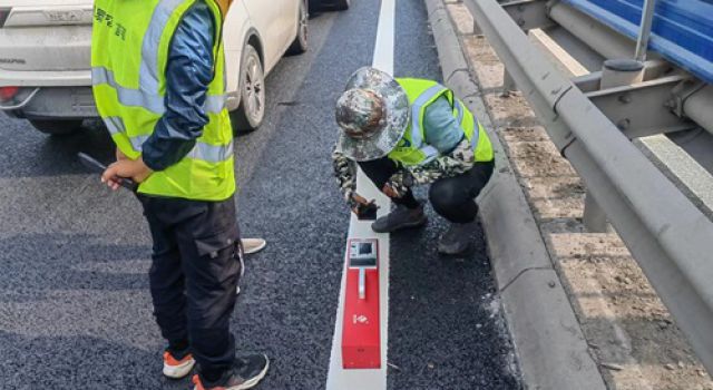 炎炎烈日、東泰精神在S241臨徐線展現(xiàn)