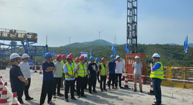 安鶴項(xiàng)目組織掛籃施工安全防護(hù)標(biāo)準(zhǔn)化現(xiàn)場觀摩會(huì)