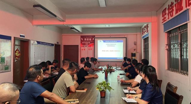 橫欽高速第四總監(jiān)辦組織開(kāi)展特種設(shè)備、臨時(shí)用電、臨邊防護(hù) 安全知識(shí)培訓(xùn)