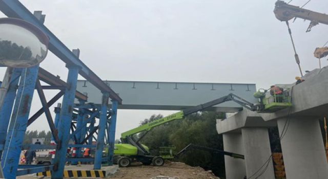 濟微高速一標段K10+182 S104分離立交鋼箱梁順利架設(shè) 濟微高速一標段K10+182 S104分離立交鋼箱梁順利架設(shè)